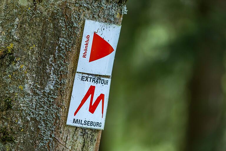 Das Logo der Extratour Milseburg ist ein rotes M auf weißem Grund. Das Logo der Extratour Milseburg ist ein rotes M auf weißem Grund.