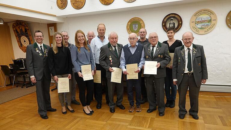 Die Jubilare von links: 1. Schützenmeister Alexander Schäflein, Franziska Schmitt, Karl Matzke, Cordula Lutz, Hans Mahr, Anton Lutz, Werner Fischer, Siegmund Kerker, Dietmar Schmitt, Rainer Fuchsberger, Miriam Helmschrott, Sportleiter Reinhard Beutel.