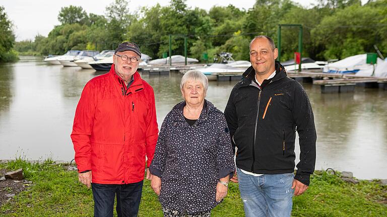 Seit 50 Jahren gibt es den Schweinfurter Yacht- und Wassersportclub mit seinem naturnahen und idyllischen Vereinsgelände bei Garstadt. Im Bild (von links): Schriftführer Manfred Töpperwien, Schatzmeisterin Hannelore Wehner und Vorsitzender Bernhard Kohl