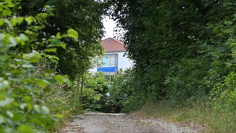 Dieser Wirtschaftsweg ist Teil einer möglichen Ringerschließung. Auch wenn die vorhandene Zufahrt zur Klinik nur verbreitert würde, müsste der Weg als Behelfsstraße während der Bauzeit ausgebaut werden, sagt der Verkehrsplaner.