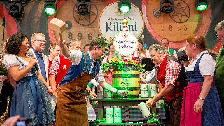 Oberbürgermeister Christian Schuchard eröffnet das Kilianivolksfest in Würzburg mit zwei schlägen am 05.07.2019.