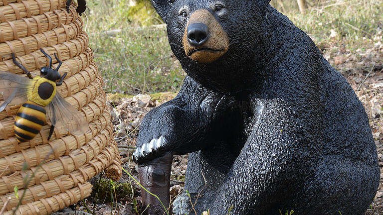 Auch ein Schwarzbär ist zu sehen, der sich an einem Bienenstock schadlos hält. Auch ein Schwarzbär ist zu sehen, der sich an einem Bienenstock schadlos hält.