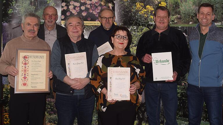 Ehrungen beim Obst- und Gartenbauverein Mainbernheim (von links): Herbert Gust, Karl Wolf, Jürgen Korb, Günther Schlee, Helga Korb, Karsten Schmidt und Vorsitzender Tobias Rahn.