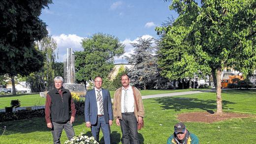 Pflanzzeit: Im Châteaudun Park informierte sich Referent Ralf Brettin (Zweiter von links) bei Gärtnermeister Manuel Ortloff (ganz links) und Amtsleiter Axel Meffert über den Sommerflor, den Reviergärtner Daniel Turnbow-Scheckenbach (ganz rechts) pflanzt. Pflanzzeit: Im Châteaudun Park informierte sich Referent Ralf Brettin (Zweiter von links) bei Gärtnermeister Manuel Ortloff (ganz links) und Amtsleiter Axel Meffert über den Sommerflor, den Reviergärtner Daniel Turnbow-Scheckenbach (ganz rechts) pflanzt.