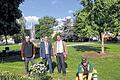 Pflanzzeit: Im Châteaudun Park informierte sich Referent Ralf Brettin (Zweiter von links) bei Gärtnermeister Manuel Ortloff (ganz links) und Amtsleiter Axel Meffert über den Sommerflor, den Reviergärtner Daniel Turnbow-Scheckenbach (ganz rechts) pflanzt.