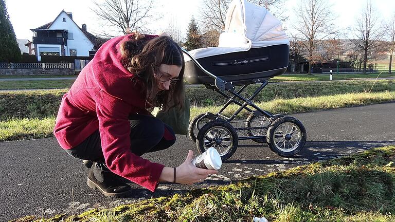 Linda Schmidt aus Oberfladungen sammelt Müll am Straßenrand. Meist Wohlstandmüll – wie Coffee-to-go-Becher, die offensichtlich aus fahrenden Autos geworfen werden. Linda Schmidt aus Oberfladungen sammelt Müll am Straßenrand. Meist Wohlstandmüll – wie Coffee-to-go-Becher, die offensichtlich aus fahrenden Autos geworfen werden.
