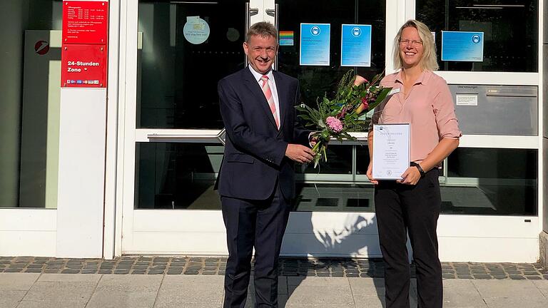 Auf dem Foto freut sich die Jubilarin Heike Götz gemeinsam mit Filialleiter Rainer Beck. Auf dem Foto freut sich die Jubilarin Heike Götz gemeinsam mit Filialleiter Rainer Beck.