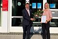 Auf dem Foto freut sich die Jubilarin Heike Götz gemeinsam mit Filialleiter Rainer Beck.