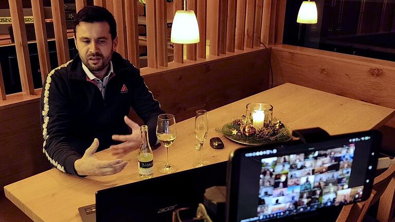 Mit einem Videokonferenz-System nimmt Winzer Martin Mößlein Kontakt zu den Teilnehmern der digitalen Weinprobe auf.&nbsp;