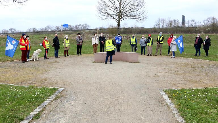 Der Abschluss der Friedenskundgebung der Naturfreunde fand am Zwangsarbeiterdenkmal in Oberndorf statt.