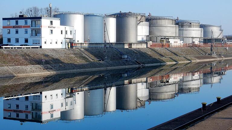 Das Tanklager der Firma Walther im Schweinfurter Hafen. Stets im Frühjahr ruht der Schiffverkehr für drei Wochen, wegen der Schleusenarbeiten. Der Main ist dann sehr klar und seine Oberfläche sehr ruhig. Das Tanklager der Firma Walther im Schweinfurter Hafen. Stets im Frühjahr ruht der Schiffverkehr für drei Wochen, wegen der Schleusenarbeiten. Der Main ist dann sehr klar und seine Oberfläche sehr ruhig.