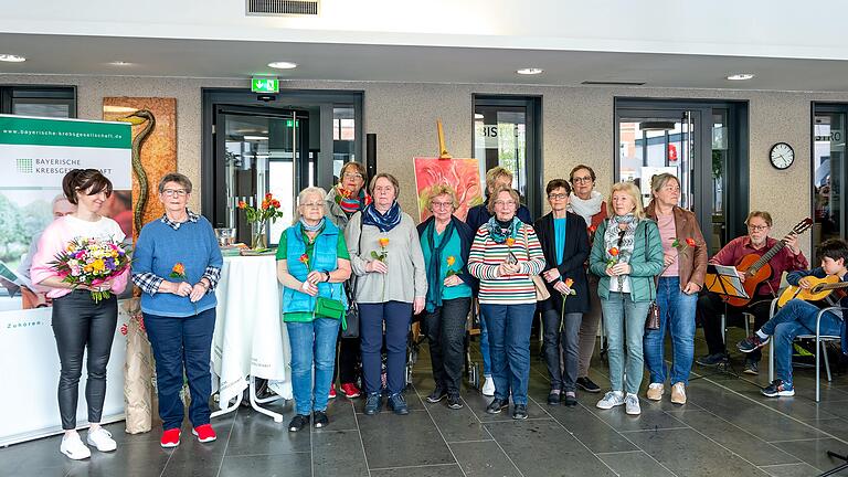 Malen als Kraftquelle: Unter der Leitung von Therapeutin Susanne Krumm (links), hier mit Teilnehmerinnen,&nbsp; bietet die Krebsberatungsstelle Schweinfurt Maltherapie an.&nbsp;
