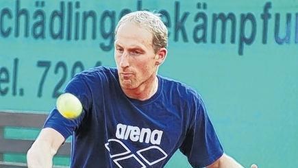 Spiel, Sport & Spaß standen im Mittelpunkt beim Jubiläumsfest des TC Erlabrunn anlässlich des 30-jährigen Bestehens der Tennisabteilung. Auf dem linken Foto ist der kleine Silvio mit viel Eifer beim Schnuppertraining zu sehen. Schwimm-Weltmeister Thomas Lurz (Mitte) überraschte im Promi-Match mit einer ungewöhnlichen Rückhandtechnik. René Rügamer aus Zell (rechts), Regionalligaspieler von WB Würzburg, zeigte im Showmatch wie sein Gegner, TCE-Trainer Martin Hausmann, eine klasse Leistung. Beide begeisterten das Publikum mit tollen Ballwechseln. Spiel, Sport & Spaß standen im Mittelpunkt beim Jubiläumsfest des TC Erlabrunn anlässlich des 30-jährigen Bestehens der Tennisabteilung. Auf dem linken Foto ist der kleine Silvio mit viel Eifer beim Schnuppertraining zu sehen. Schwimm-Weltmeister Thomas Lurz (Mitte) überraschte im Promi-Match mit einer ungewöhnlichen Rückhandtechnik. René Rügamer aus Zell (rechts), Regionalligaspieler von WB Würzburg, zeigte im Showmatch wie sein Gegner, TCE-Trainer Martin Hausmann, eine klasse Leistung. Beide begeisterten das Publikum mit tollen Ballwechseln.