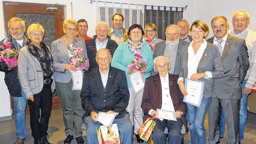 Ausgezeichnet: Die Ortsvorsitzende Roswitha Kramer und Franz Schwab ehrten langjährige Mitglieder des VdK-Ortsverbandes Albertshofen mit Urkunden, Blumen- und Weinpräsenten. Ausgezeichnet: Die Ortsvorsitzende Roswitha Kramer und Franz Schwab ehrten langjährige Mitglieder des VdK-Ortsverbandes Albertshofen mit Urkunden, Blumen- und Weinpräsenten.