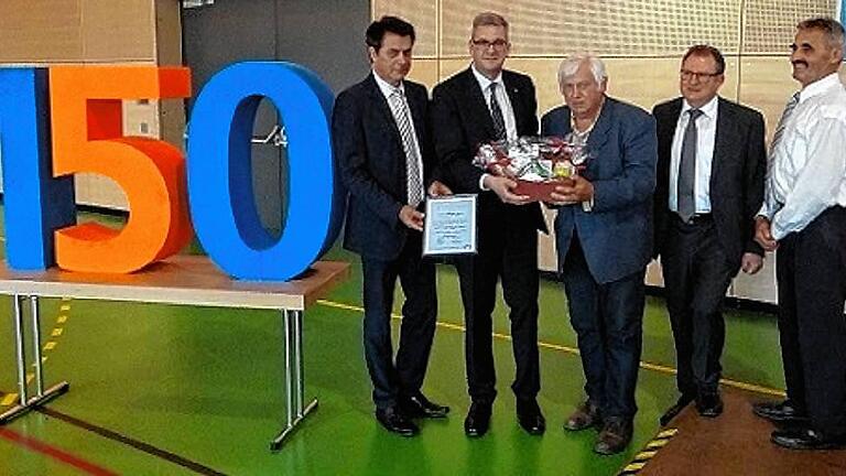 Verabschiedungen gab es bei der Vertreter-Versammlung zum Jubiläum 150 Jahre Raiffeisenbank Volkach-Wiesentheid. Aufsichtsratsmitglied Martin Klein und das Vorstandsmitglied Gerhard Berthel sind aus ihren Ehrenämtern ausgeschieden. Im Bild (von links) Aufsichtsratsvorsitzender Ernst Hey, Bankvorstand Martin Weber, Martin Klein, Bankvorstand Roland Rößert und Gerhard Berthel.