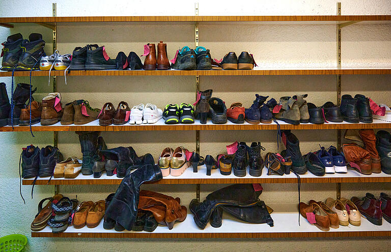 Schuhe sind so unterschiedlich wie die Menschen, die sie tragen. Wolfgang Schad kennt sie alle, weiß was ihnen fehlt und macht sie wieder flott. Schuhe sind so unterschiedlich wie die Menschen, die sie tragen. Wolfgang Schad kennt sie alle, weiß was ihnen fehlt und macht sie wieder flott. 
