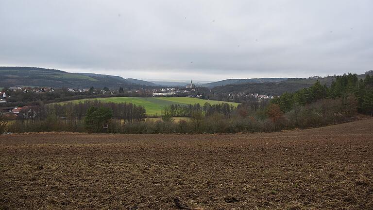 Der „Frühmesserweg“ führt im Norden und Osten durch artenreiche Laubmischwälder, im Süden und Westen entlang von Hängen und Kalkmagerrasen. Es bieten sich immer wieder Panorama-Ausblicke. Der „Frühmesserweg“ führt im Norden und Osten durch artenreiche Laubmischwälder, im Süden und Westen entlang von Hängen und Kalkmagerrasen. Es bieten sich immer wieder Panorama-Ausblicke.