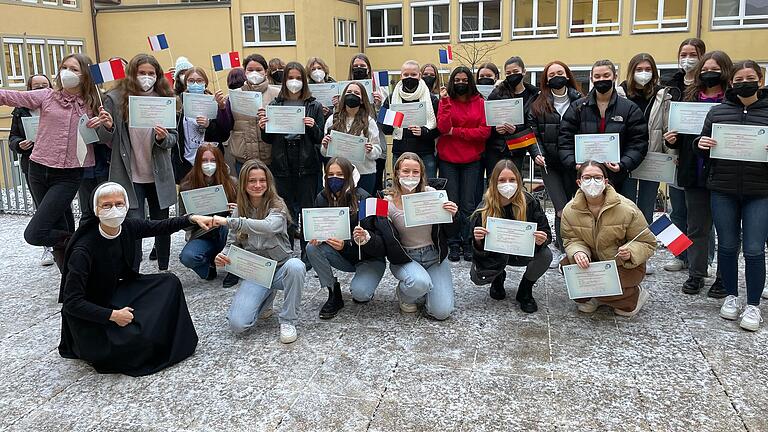 Schülerinnen der St.-Ursula-Schule. Schülerinnen der St.-Ursula-Schule.