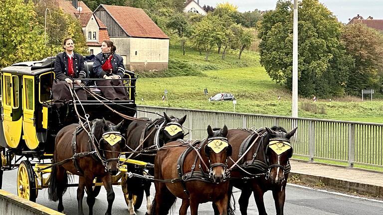 Die Leinen fest in weiblicher Hand: die Postkutsche mit den Kutscherinnen Yvonne Körner (links) und Paulina Klöffel auf der Brücke vor Schloss Aschach.       -  Die Leinen fest in weiblicher Hand: die Postkutsche mit den Kutscherinnen Yvonne Körner (links) und Paulina Klöffel auf der Brücke vor Schloss Aschach.