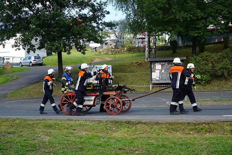 Die alte Handpumpe im Einsatz. Die alte Handpumpe im Einsatz.
