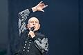 Peter Gabriel wird 75       -  Seine Bühnenshows sind Spektakel für die Sinne: Peter Gabriel bei einem Auftritt in Berlin. (Archivbild)