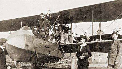 Ausflug zum Galgenberg: Im Mai 1914 landete der Würzburger Militärpilot Fritz Moosmair (vorne sitzend) mit seinem „Otto“-Doppeldecker auf dem Rollfeld am Hubland und lockte Spaziergänger an. Ein Vierteljahr später brach der Erste Weltkrieg aus. Ausflug zum Galgenberg: Im Mai 1914 landete der Würzburger Militärpilot Fritz Moosmair (vorne sitzend) mit seinem „Otto“-Doppeldecker auf dem Rollfeld am Hubland und lockte Spaziergänger an. Ein Vierteljahr später brach der Erste Weltkrieg aus.