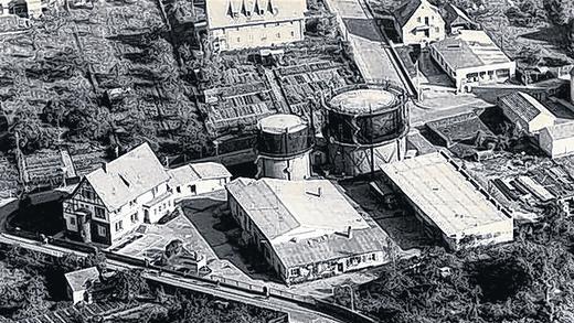 Überblick: Die Energie im Zentrum, oben der städtische Wohnblick, rechts davon die Autowerkstatt Kress, unten der Bauernhof Frohnapfel. Überblick: Die Energie im Zentrum, oben der städtische Wohnblick, rechts davon die Autowerkstatt Kress, unten der Bauernhof Frohnapfel.