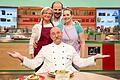 56930-86-01       -  Mit Fernsehköchen im Studio: Hannelore Scherzer (links), Horst Lichter (unten), Johann Lafer und Konkurrentin Jessica Schewel.
