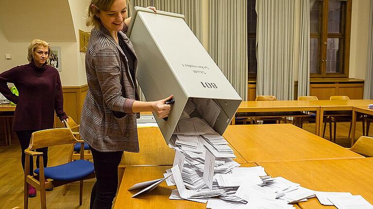 Kurz nach 18 Uhr, die Wahlurnen werden im Rathaus geleert, die Auszählung beginnt.