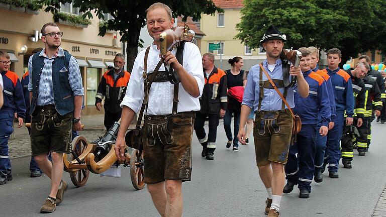 Die örtlichen Vereine und Gewerbetreibenden beteiligten sich rege am Umzug zur Stadtfesteröffnung.