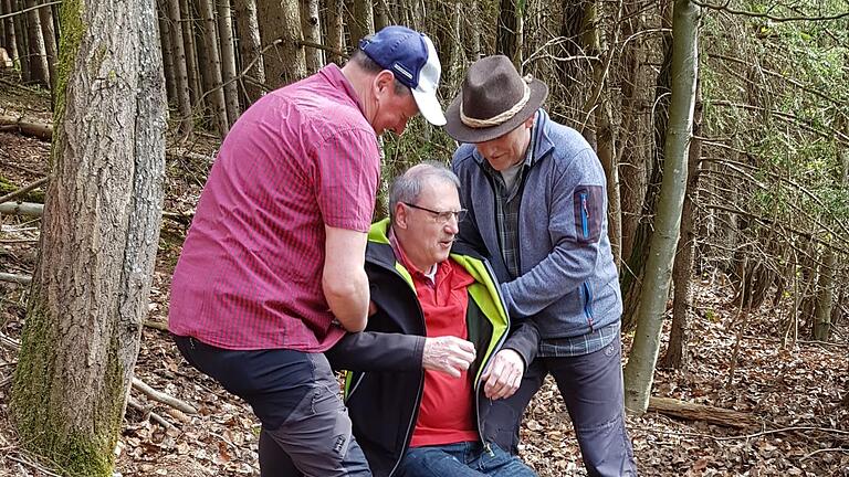 Der stellvertretende Obmann der Feldgeschworenen, Paul Gundelach, der das Amt neu inne hat, musste an einem markanten Punkt ein altes Feldgeschworenen-Ritual mitmachen: Er wurde „gestaucht“. - Der stellvertretende Obmann der Feldgeschworenen, Paul Gundelach, der das Amt neu inne hat, musste an einem markanten Punkt ein altes Feldgeschworenen-Ritual mitmachen: Er wurde „gestaucht“. Der stellvertretende Obmann der Feldgeschworenen, Paul Gundelach, der das Amt neu inne hat, musste an einem markanten Punkt ein altes Feldgeschworenen-Ritual mitmachen: Er wurde „gestaucht“. - Der stellvertretende Obmann der Feldgeschworenen, Paul Gundelach, der das Amt neu inne hat, musste an einem markanten Punkt ein altes Feldgeschworenen-Ritual mitmachen: Er wurde „gestaucht“.
