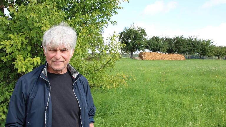 Roland Dunkel zeigt die Wiese, um die es beim jahrelangen Rechtsstreit ging. Mittlerweile hat er sie übergeben, deshalb darf dort aktuell gejagt werden. - Roland Dunkel zeigt die Wiese, um die es beim jahrelangen Rechtsstreit ging. Mittlerweile hat er sie übergeben, deshalb darf dort aktuell gejagt werden. Roland Dunkel zeigt die Wiese, um die es beim jahrelangen Rechtsstreit ging. Mittlerweile hat er sie übergeben, deshalb darf dort aktuell gejagt werden. - Roland Dunkel zeigt die Wiese, um die es beim jahrelangen Rechtsstreit ging. Mittlerweile hat er sie übergeben, deshalb darf dort aktuell gejagt werden.