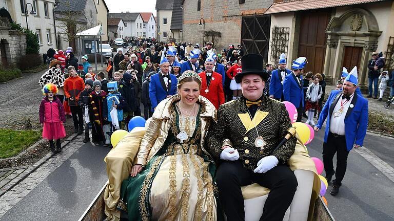 Das Prinzenpaar, die Salzer Gröpf und die Dorfmusikanten begleiten den Umzug in Salz. Das Prinzenpaar, die Salzer Gröpf und die Dorfmusikanten begleiten den Umzug in Salz.