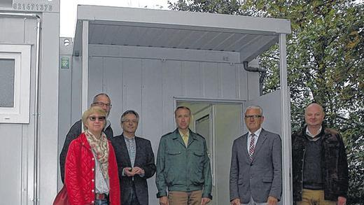 Dach überm Kopf: In der Saalestraße wurden die Wohncontainer erneuert und durch (von links) Stadtbaumeisterin Barbara Stüdlein, Bauhofmitarbeiter Joachim Rohmfeld, Arno Büttner, Thomas Reubelt, Bruno Altrichter und Michael Wehner vom Bauamt vorgestellt. Dach überm Kopf: In der Saalestraße wurden die Wohncontainer erneuert und durch (von links) Stadtbaumeisterin Barbara Stüdlein, Bauhofmitarbeiter Joachim Rohmfeld, Arno Büttner, Thomas Reubelt, Bruno Altrichter und Michael Wehner vom Bauamt vorgestellt.