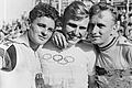 Ein wenig verkniffen schaut er trotz der Bronzemedaille schon, Edi Ziegler (links) beim Siegerbild des Olympischen Straßenrennens von Helsinki 1952. Schließlich hatten ihm die beiden Belgier Andre Noyelle (Gold/Mitte) und Robert Grondelars (Silber/rechts) schwer zugesetzt.