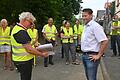 Auch bei einer neuerlichen Informationsveranstaltung zum geplanten Solarpark Darstadt hatte es Thomas Hager vom Projektentwickler Max Solar (rechts) vor allem mit Mitgliedern der Bürgerinitiative zu tun, die sich zum Zeichen ihres Protests mit gelben Warnwesten gekleidet hatten; vorne links ihr Sprecher Manuel Schön.