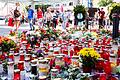 Im Gedenken an die Opfer: Auch am Montag, drei Tage nach der Messerattacke, ist die Anteilnahme am Würzburger Barbarossaplatz groß.