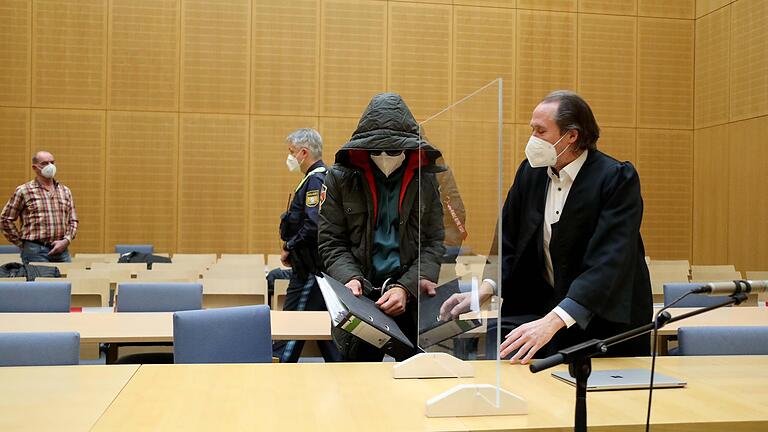 Tief vermummt erschien Zafer K., der als falscher Polizist sieben Rentnerinnen und Rentner um ihre Ersparnisse gebracht hat, zu seinem Prozess am Landgericht Weiden. Tief vermummt erschien Zafer K., der als falscher Polizist sieben Rentnerinnen und Rentner um ihre Ersparnisse gebracht hat, zu seinem Prozess am Landgericht Weiden.