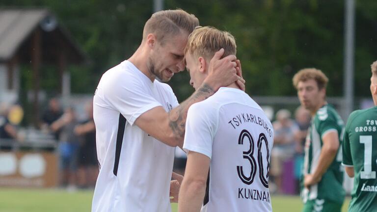 Zusammenrücken ist das Gebot der Stunde beim TSV Karlburg (im Bild mit Marvin Schramm/links und Marco Kunzmann), da nun die Endphase der Bayernliga-Saison beginnt. Zusammenrücken ist das Gebot der Stunde beim TSV Karlburg (im Bild mit Marvin Schramm/links und Marco Kunzmann), da nun die Endphase der Bayernliga-Saison beginnt.