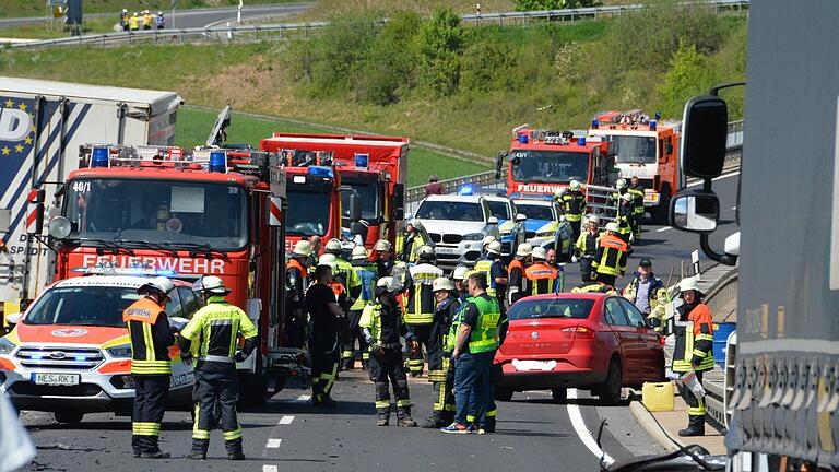 Funktionieren im Angesicht des Schreckens: Das ehrenamtliche Engagement von Feuerwehrleuten und Rettungskräften verdient Respekt.