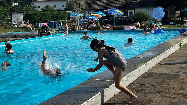 Die Wargolshäuser sind stolz auf ihr Freibad, das von Ehrenamtlichen betrieben wird. Die Wargolshäuser sind stolz auf ihr Freibad, das von Ehrenamtlichen betrieben wird.