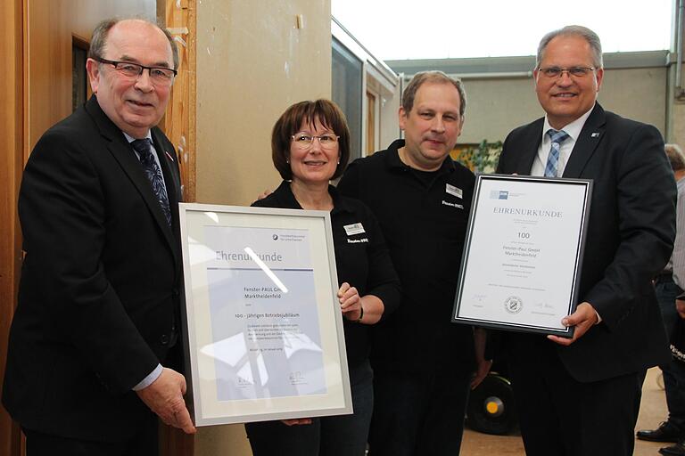 Zum 100-jährigen Bestehen der Firma Fenster-Paul in Marktheidenfeld gab's auch Ehrenurkunden: (von links) Handwerkskammerpräsident Walter Heußlein, Monika und Michael Heim sowie IHK-Bereichsleiter Oliver Freitag.