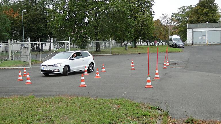 Praxisübung zwischen Pylonen: Da kann dem Auto nichts passieren. Archivbilder der Verkehrswacht Kitzingen. Praxisübung zwischen Pylonen: Da kann dem Auto nichts passieren. Archivbilder der Verkehrswacht Kitzingen.