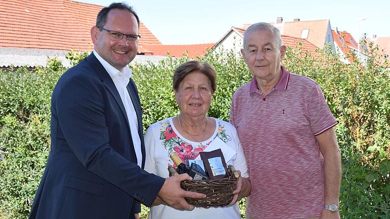 Zur Goldenen Hochzeit gratulierte Bürgermeister Michael Hombach (links im Bild) dem Ehepaar Nevzat und Fatma Yorulmazel.