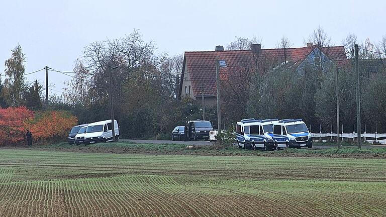 Acht Festnahmen bei Razzia gegen mutmaßliche Rechtsextreme - Razzia gegen mutmaßliche Rechtsterroristen am Rande von Grimma. Acht Festnahmen bei Razzia gegen mutmaßliche Rechtsextreme - Razzia gegen mutmaßliche Rechtsterroristen am Rande von Grimma.