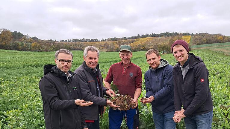 Ein engagiertes Team mit dem Ziel Gewässer- und Bodenschutz auf den Feldern der Region zu stärken (von links): Vom AELF Felix Grosch und Rainer Schubert, Demobetriebsleiter Senior Gerhard Fella, Julian Megner und Wasserberater Peter Reitz (beide A...       -  Ein engagiertes Team mit dem Ziel Gewässer- und Bodenschutz auf den Feldern der Region zu stärken (von links): Vom AELF Felix Grosch und Rainer Schubert, Demobetriebsleiter Senior Gerhard Fella, Julian Megner und Wasserberater Peter Reitz (beide AELF). Sie stellen Landwirten ihr Wissen und ihre Erfahrungen zur Verfügung und bieten an Zwischenfruchttagen Gelegenheit zu fachlichem Erfahrungsaustausch.