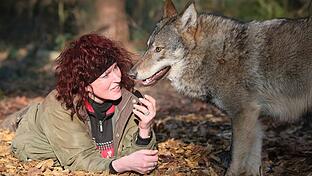 Tanja Askani im Wildpark Lüneburger Heide mit Wolf Nuka, der vergangenes Jahr als Welpe in der Rhön gefunden wurde.