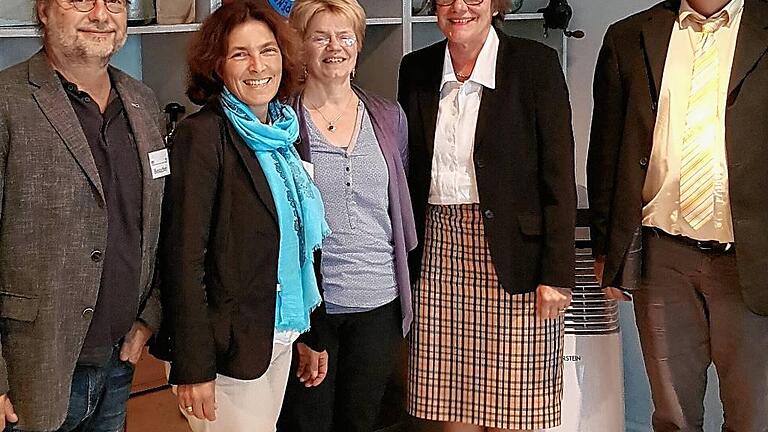 Die grünen Politiker (von links) Eike Hallitzky (Landesvorsitzender) und die Abgeordnete Kerstin Celina diskutierten in Eibelstadt mit Carola Reil, Ute Dörfelt (beide LHG-Geschäftsleitung) und dem Fachberater Dorfladen Uwe Hauptfleisch. Die grünen Politiker (von links) Eike Hallitzky (Landesvorsitzender) und die Abgeordnete Kerstin Celina diskutierten in Eibelstadt mit Carola Reil, Ute Dörfelt (beide LHG-Geschäftsleitung) und dem Fachberater Dorfladen Uwe Hauptfleisch.
