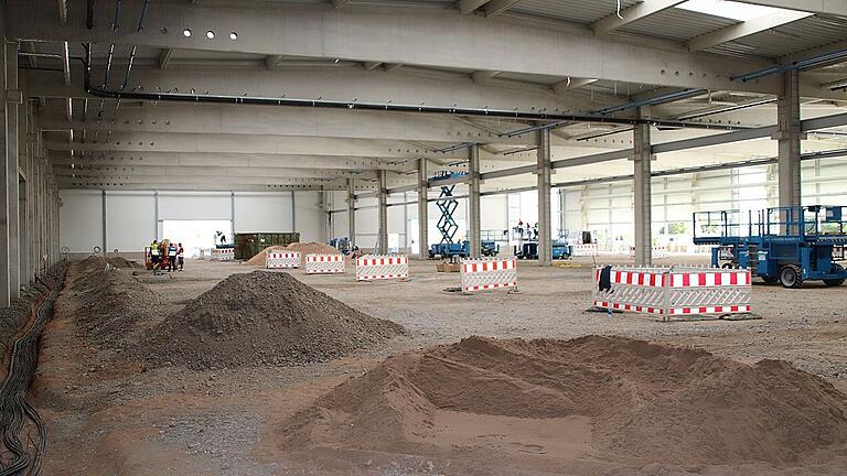 Ein Blick in die künftige Montagehalle zeigt die Weitläufigkeit auf die sich alle bei PIA bereits freuen. Denn derzeit geht es auf dem Gelände von Preh noch recht beengt für PIA zu.