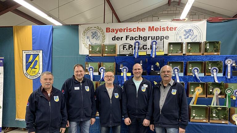 Erfolgreiche Vogelfreunde: Bruno Kirchner (von links), Mario Geheeb aus Haard ist Bayerischer Meister, Wolfgang Kneier, Frank Geheeb und Roland Hehn   haben erfolgreich an der Bayerischen Meisterschaft des Landesverbands 02 des Deutschen Kanarien- und Vogelzüchter-Bundes e.V. teilgenommen. Foto: Jochen Hehn       -  Erfolgreiche Vogelfreunde: Bruno Kirchner (von links), Mario Geheeb aus Haard ist Bayerischer Meister, Wolfgang Kneier, Frank Geheeb und Roland Hehn   haben erfolgreich an der Bayerischen Meisterschaft des Landesverbands 02 des Deutschen Kanarien- und Vogelzüchter-Bundes e.V. teilgenommen. Foto: Jochen Hehn